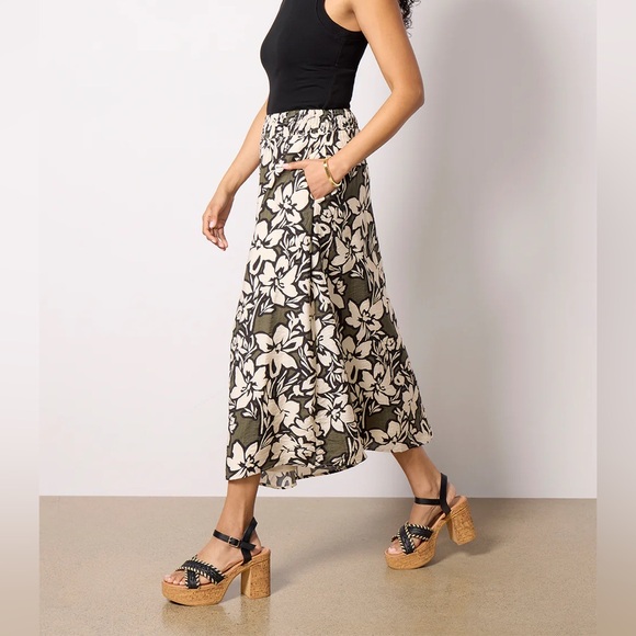 Evereve Floral Carson Skirt - Picture 2 of 6